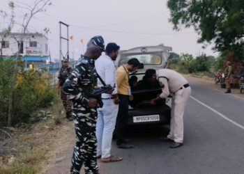 एफ एस टी बल रहटगांव एवं सीआरपी बल द्वारा चेकिंग के द्वारा 370440 रुपए किए जप्त