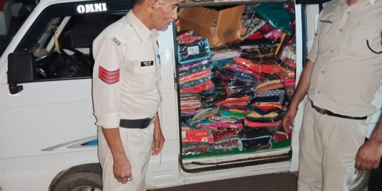 **ढीमरखेड़ा पुलिस ने वाहन चेकिंग के दौरान मारुति वैन में भरी साड़ी एवं वस्त्र कीमती 1,50000 के बरामद किए।*