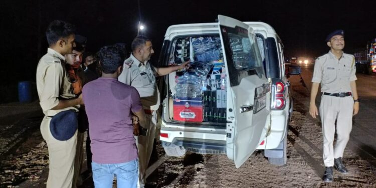 स्लीमनाबाद क्षेत्र में संचालित sst नाका ग्राम छपरा मे सघन वाहन चेकिंग के दौरान 561 फीस रेडीमेड कपड़े व 18 बाक्स पेन्ट के कीमती 1,65,583रू मिले जिन्हें कब्जा पुलिस लिया गया