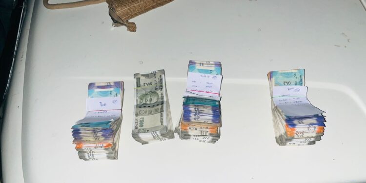 कैमोर रोड पर वाहन स्कूटी क्रमांक एम.पी. 21 एम.व्ही. 4203 को रोककर चैक किया गया तो वाहन स्कूटी की डिक्की में थैले के अंदर 1,54,420₹ रखे मिले