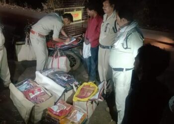 मोटरसाइकिल से जब्त किया साड़ियां, चालक नहीं दिखा सका दस्तावेज