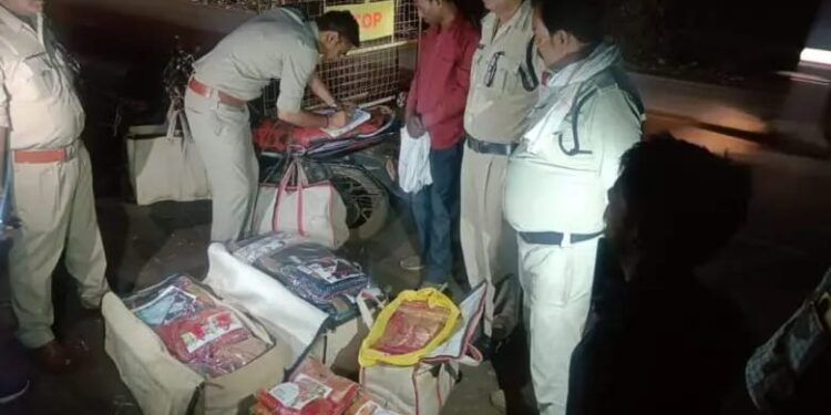 मोटरसाइकिल से जब्त किया साड़ियां, चालक नहीं दिखा सका दस्तावेज