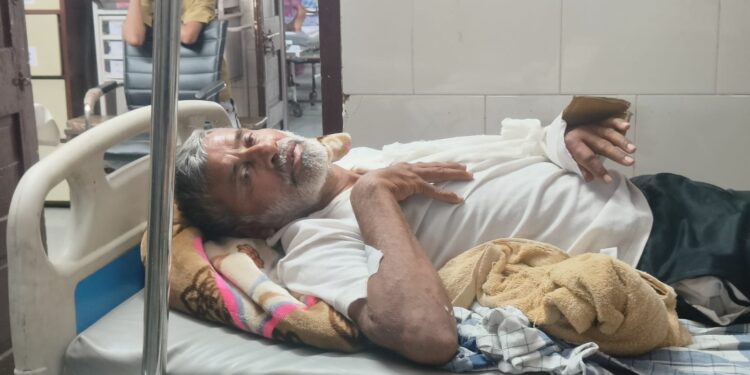 गांव में खेत तैयार कर रहे सेवानिवृत्त फौजी पर अज्ञात लोगों ने डंडे से किया हमला, शरीर पर आईं गंभीर चोटे,जिला अस्पताल में पीड़ित व्यक्ति का इलाज जारी,मामला पिपरिया थाना क्षेत्र का…..