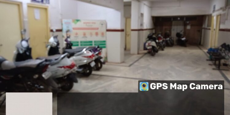 जिला अस्पताल मे कम पड़ रहा पार्किंग स्थल, मजबूरन मे आकर अस्पताल स्टाफ कर्मचारी अपना वाहन ओपीड़ी कॉउंटर  खड़ा कर रहे