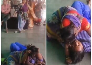 VIDEO जबलपुर रेलवे स्टेशन बना कुश्ती का अखाड़ा,सामान बेचने के विवाद में लड़ी महिला वेंडर,झगड़े का वीडियो सोशल मीडिया में वायरल,दोनों महिलाएं एक दूसरे से 10 मिनिट तक करती रही मारपीट,जीआरपी ने दोनों महिलाओं के खिलाफ दर्ज किया मामला