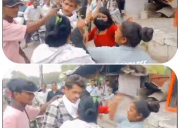बड़ी बहन ने छोटी बहन के साथ घूम रहे युवक की कर दी बेल्ट से पिटाई, देखे VIDEO