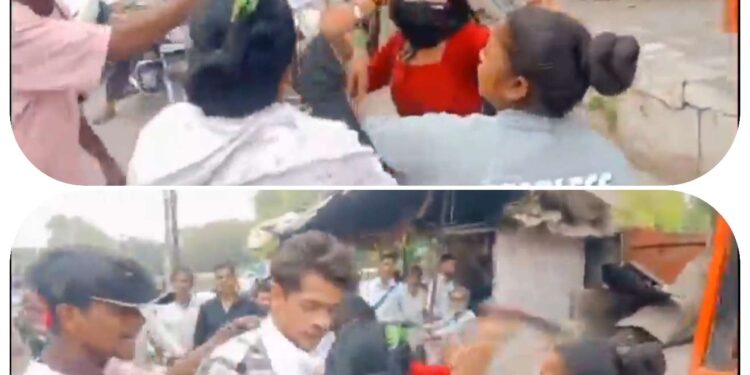 बड़ी बहन ने छोटी बहन के साथ घूम रहे युवक की कर दी बेल्ट से पिटाई, देखे VIDEO