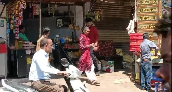 किन्नर बने घूम रहे , कम पैसे देने पर मांग रहे ज्यादा पैसा, मना किया तो जबरन दुकान की उठा ले जा रहे समग्री