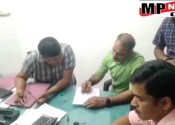 पन्ना 10 हजार की रिश्वत लेते बिजली कंपनी के सहायक अभियंता रत्नेश कुमार वर्मा गिरफ्तार, आवेदक इमरान अली के वाहन के बिल का भुगतान करने के एवज में मांगी थी घूस, सागर लोकायुक्त टीम की कार्रवाई, देखें Video