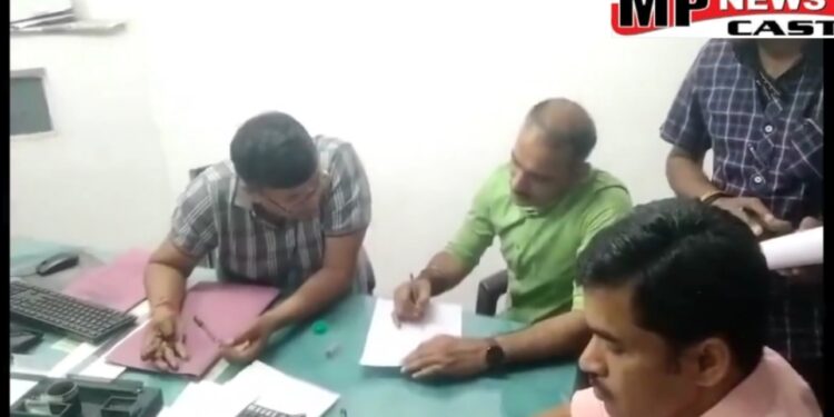 पन्ना 10 हजार की रिश्वत लेते बिजली कंपनी के सहायक अभियंता रत्नेश कुमार वर्मा गिरफ्तार, आवेदक इमरान अली के वाहन के बिल का भुगतान करने के एवज में मांगी थी घूस, सागर लोकायुक्त टीम की कार्रवाई, देखें Video