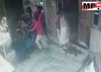 महिला टीचर के साथ बेरहमी से मारपीट, BJP नेता के परिजनों पर मारपीट का आरोप