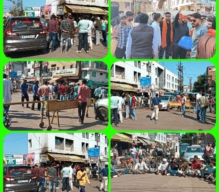 रेलवे विभाग द्वारा वी आई पी मार्ग मे वर्षो से स्थित हनुमान को तोड़ा, रेलवे स्टेशन के मुख्य गेट पर बजरंगदल व गौ सेवकों ने किया आंदोलन