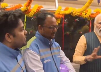 प्रधानमंत्री नरेंद्र मोदी ने  कोलकाता में मेट्रो कर्मियों से संवाद किया।  उल्लेखनीय है कि कोलकाता में आज भारत की पहली अंडरवॉटर मेट्रो सेवा की शुरुआत हुई है। देखिऐ VIDEO