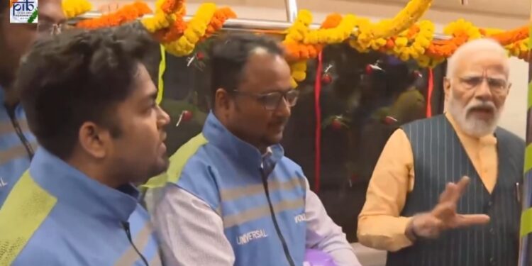 प्रधानमंत्री नरेंद्र मोदी ने  कोलकाता में मेट्रो कर्मियों से संवाद किया।  उल्लेखनीय है कि कोलकाता में आज भारत की पहली अंडरवॉटर मेट्रो सेवा की शुरुआत हुई है। देखिऐ VIDEO
