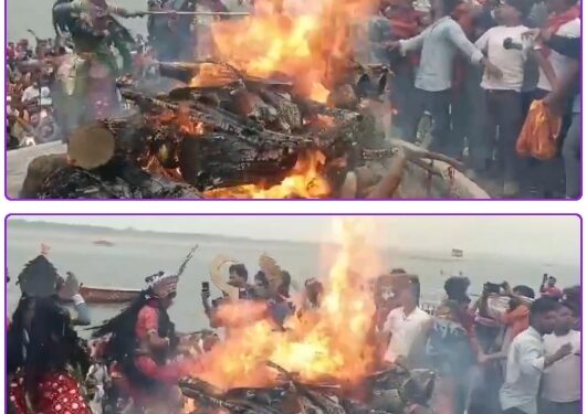 काशी के प्रसिद्ध हरिश्चंद्र घाट पर चिता भस्म से मसाने की होली खेली जा रही है। देखिऐ VIDEO