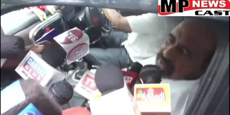 भोपाल बीजेपी ज्वाइन करने वाले कांग्रेसियों को लेकर जमकर हो रही बयानबाजी, पूर्व मंत्री  गोपाल भार्गव बोले – पके बेरों की तरह टपक-टपक के आ रहे हैं कांग्रेसी, देखे VIDEO