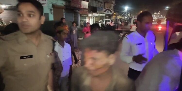 *Katni : कटनी पुलिस का सराहनीय कार्य, मोटरसाइकिल की टक्कर से घायल व्यक्ति को तत्काल हॉस्पिटल पहुंचाकर बचाई जान*