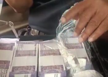 ग्वालियर  चैकिंग के दौरान पत्थर कारोबारी की कार से 25 लाख रुपए बरामद, क्राइम ब्रांच और FST की जॉइंट टीम की कार्रवाई देखे VIDEO