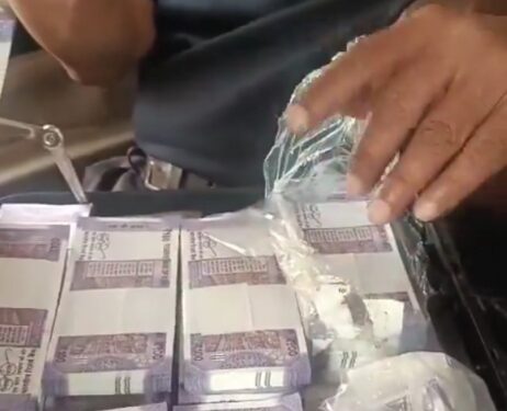 ग्वालियर  चैकिंग के दौरान पत्थर कारोबारी की कार से 25 लाख रुपए बरामद, क्राइम ब्रांच और FST की जॉइंट टीम की कार्रवाई देखे VIDEO