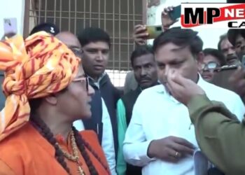 VIDEO भोपाल सांसद प्रज्ञा ठाकुर चली उमा भारती की राह पर, सीहोर जिले के खजुरिया गांव में तोड़ दिया शराब का अवैध ठेका, बच्चियों और युवतियों के साथ में चलाया हथौड़ा, ठेके का ताला तोड़कर शराब की बोतलें तोड़ीं, मौके पर मौजूद अफसर को भी जमकर खरी खोटी सुनाई
