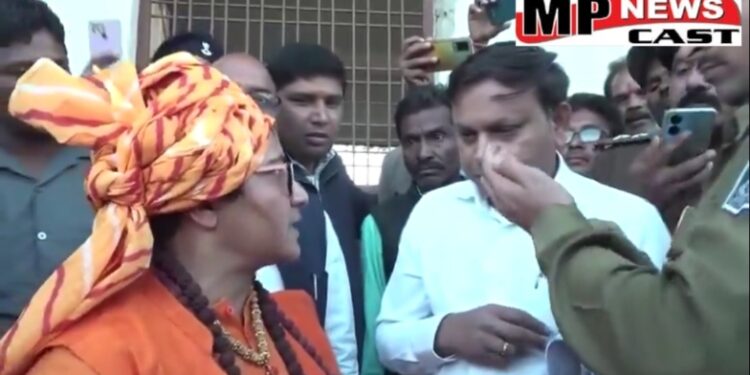 VIDEO भोपाल सांसद प्रज्ञा ठाकुर चली उमा भारती की राह पर, सीहोर जिले के खजुरिया गांव में तोड़ दिया शराब का अवैध ठेका, बच्चियों और युवतियों के साथ में चलाया हथौड़ा, ठेके का ताला तोड़कर शराब की बोतलें तोड़ीं, मौके पर मौजूद अफसर को भी जमकर खरी खोटी सुनाई