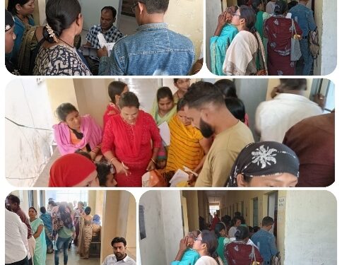 पी.एम. विश्वकर्मा योजना का लाभ लेने के लिए नगर निगम कार्यालय मे उमड़ रही महिलाओ की भीड़