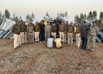 पुलिस ने 35000 स्क्वायर फीट क्षेत्रफल के खेत से करीब ढाई लाख से ज्यादा अफीम के पौधे, 51 कुंटल किये जप्त देखे VIDEO