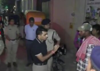 रात दो दोस्तो में नशा करने के दौरान हुआ विवाद, साथ में मौजूद नाबालिग लड़की ने खा लिया जहर देखे VIDEO