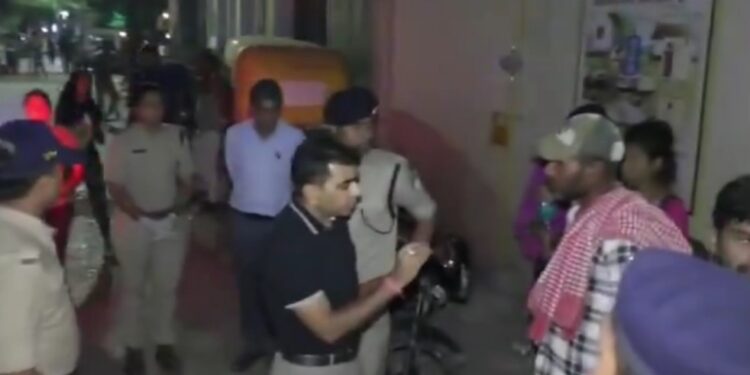रात दो दोस्तो में नशा करने के दौरान हुआ विवाद, साथ में मौजूद नाबालिग लड़की ने खा लिया जहर देखे VIDEO
