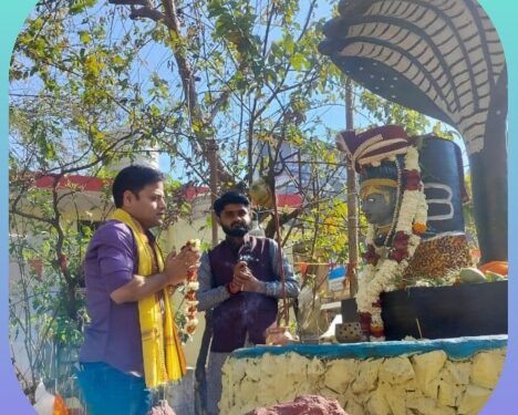 पुलिस अधीक्षक अभिजीत रंजन ने की भोलेनाथ की पूजा, भंडारे में खुद प्रसाद वितरित करते नजर आए 