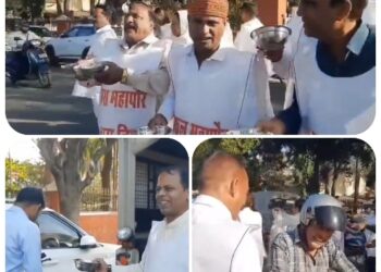 जबलपुर में कांग्रेस पार्षदों का अनोखा प्रदर्शन,नगर निगम को पैसा देने सड़कों पर मांगी भीख,कांग्रेस पार्षद हाथों में कटोरा लेकर सड़क पर निकलें,भीख में मिले पैसे नगर निगम कमिश्नर को देने पहुँचे