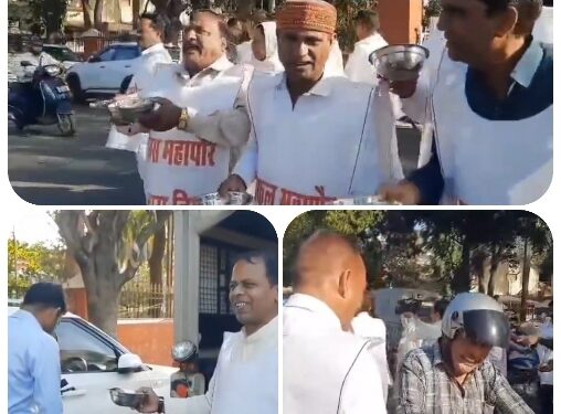 जबलपुर में कांग्रेस पार्षदों का अनोखा प्रदर्शन,नगर निगम को पैसा देने सड़कों पर मांगी भीख,कांग्रेस पार्षद हाथों में कटोरा लेकर सड़क पर निकलें,भीख में मिले पैसे नगर निगम कमिश्नर को देने पहुँचे