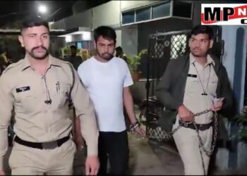 टीचर ने 10वीं कक्षा की छात्रा से किया दुष्कर्म, पुलिस भर्ती की तैयारी कर रहा देखे VIDEO