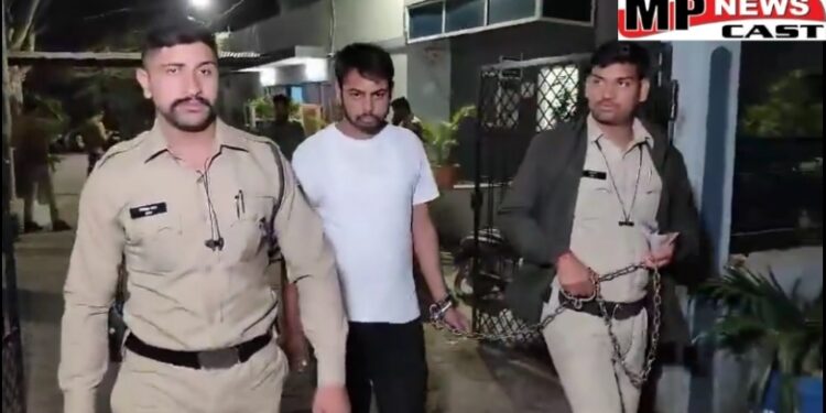 टीचर ने 10वीं कक्षा की छात्रा से किया दुष्कर्म, पुलिस भर्ती की तैयारी कर रहा देखे VIDEO
