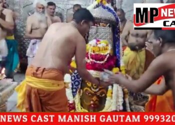 उज्जैन बाबा महाकाल को एक लोटा केसरयुक्त जल अर्पित कर हुई रंगपंचमी उत्सव की शुरुआत। भस्म आरती में अर्पित किया गया टेसू के फूलों से बना एक लोटा हर्बल रंग