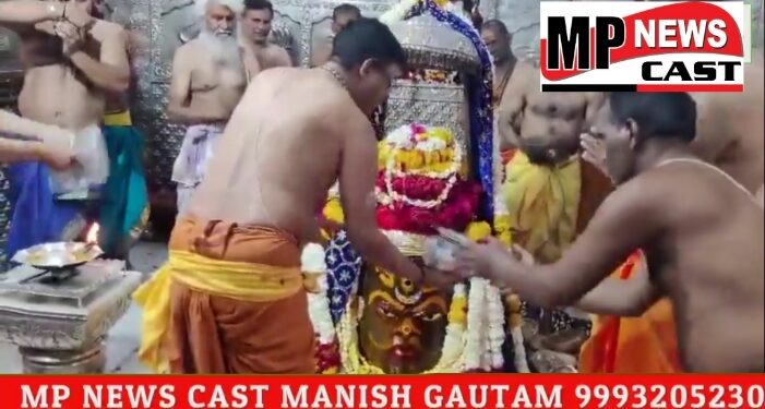 उज्जैन बाबा महाकाल को एक लोटा केसरयुक्त जल अर्पित कर हुई रंगपंचमी उत्सव की शुरुआत। भस्म आरती में अर्पित किया गया टेसू के फूलों से बना एक लोटा हर्बल रंग