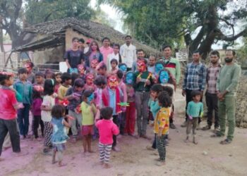 ग्राम सुनवारी में KHF संगठन ने मनाया बच्चों के साथ मनाया होली का त्यौहार