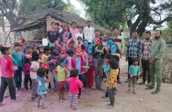 ग्राम सुनवारी में KHF संगठन ने मनाया बच्चों के साथ मनाया होली का त्यौहार