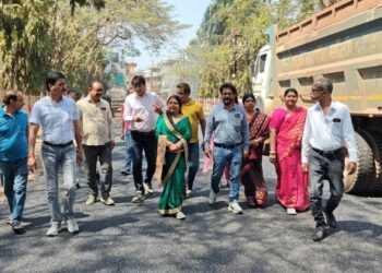 *माधव नगर बाबा नारायण शाह वार्ड में लगभग एक करोड़ की लागत से चल रहे डामरीकरण कार्य का महापौर श्रीमती प्रीति संजीव सूरी ने स्थानीय पार्षद श्याम पंजवानी के साथ किया औचक निरीक्षण*