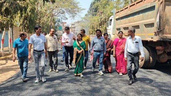*माधव नगर बाबा नारायण शाह वार्ड में लगभग एक करोड़ की लागत से चल रहे डामरीकरण कार्य का महापौर श्रीमती प्रीति संजीव सूरी ने स्थानीय पार्षद श्याम पंजवानी के साथ किया औचक निरीक्षण*