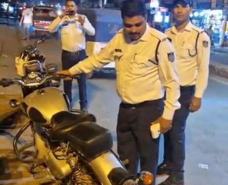 पुलिस अधीक्षक अभिजीत कुमार रंजन के निर्देश पर पटाखों की कर्कश आवाज निकालने वाली बुलेट बाइक पर यातायात पुलिस की कार्रवाई, बुलेट बाइक जब्त