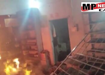 जबलपुर पनागर थाना क्षेत्र में आठ साल की बच्ची से दुष्कर्म के बाद लोगों ने शराब दुकान में लगाई आग, गांव वालों ने शराब की दुकान को किया आग के हवाले,VIDEO
