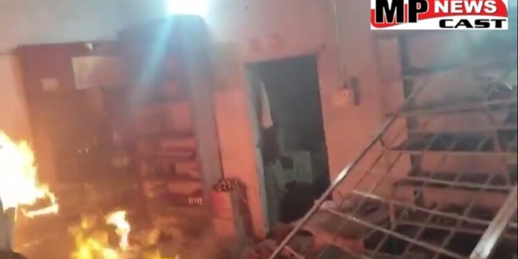 जबलपुर पनागर थाना क्षेत्र में आठ साल की बच्ची से दुष्कर्म के बाद लोगों ने शराब दुकान में लगाई आग, गांव वालों ने शराब की दुकान को किया आग के हवाले,VIDEO