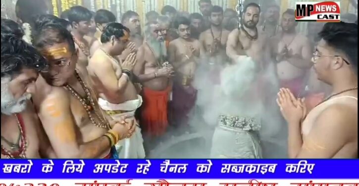 महाकालेश्वर मंदिर में महाशिवरात्रि के अगले दिन आज दोपहर हुई भस्म आरती। साल में सिर्फ एक बार होता है ऐसा कि ब्रह्म मुहूर्त में होने वाली भस्म आरती दोपहर में हो। VIDEO देखे
