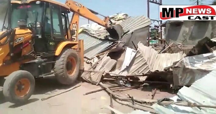 उज्जैन काल भैरव मंदिर के बाहर फूल-प्रसादी को 25 से ज्यादा दुकानों पर चला बुलडोजर, रविवार को प्रसाद बेचने वालों ने बदमाश राजा भाटी के साथ मिलकर कर दिया था