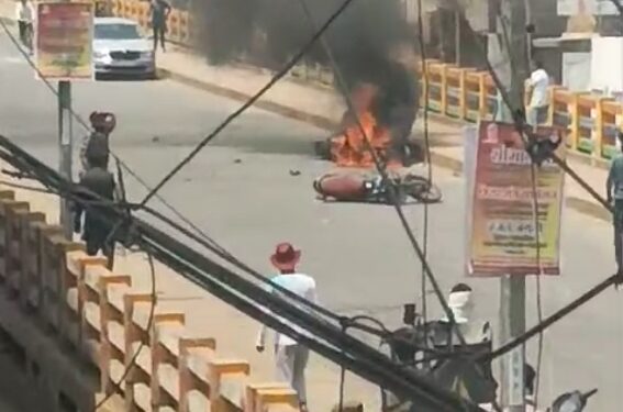 दो मोटर साईकल भिड़त घटना पर भड़की आग, चालक भी आग से झूलसा और मोटर साईकल जल कर हुई खाक, घायलों को जिला अस्पताल मे कराया भर्ती