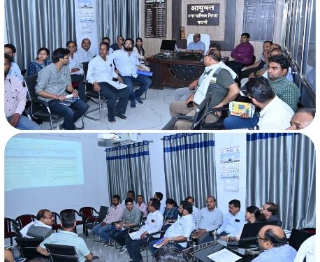 मतदान केन्द्रों में समुचित व्यवस्था के निर्देश  आयुक्त विनोद कुमार शुक्ल ने लोकसभा निर्वाचन की तैयारी के लिये अधिकारियों की बैठक ली