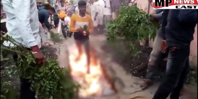 दहकते अंगारों पर नंगे पैर चले मन्नतधारी, इसे देखने के लिए हजारों की संख्या में पहुंचे श्रद्धालु, देखें VIDEO