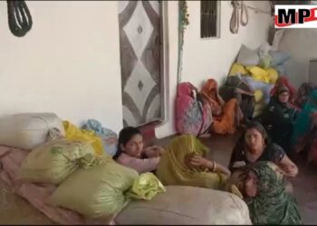 3 बच्चों के साथ फांसी के फंदे पर लटकी मिली महिला, मां और दो बेटियों की मौत… ढाई साल की एक बच्ची की हालत गंभीर VIDEO