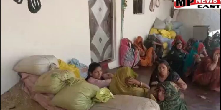 3 बच्चों के साथ फांसी के फंदे पर लटकी मिली महिला, मां और दो बेटियों की मौत… ढाई साल की एक बच्ची की हालत गंभीर VIDEO